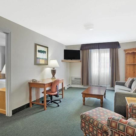 Baymont By Wyndham Essex Burlington Area Hotel ภายนอก รูปภาพ