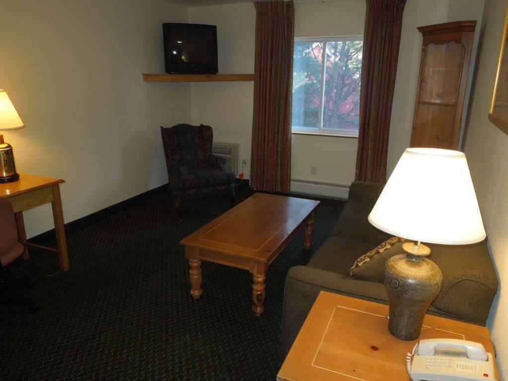 Baymont By Wyndham Essex Burlington Area Hotel ภายนอก รูปภาพ