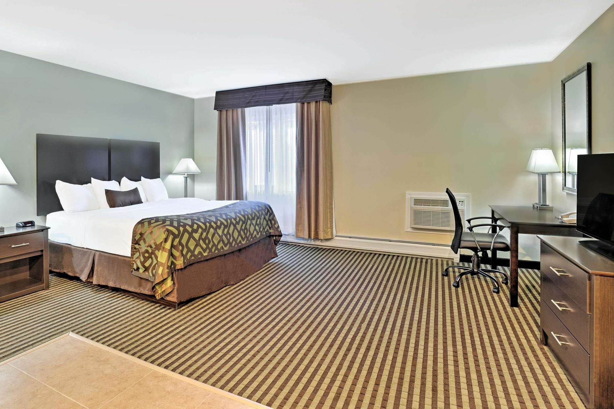 Baymont By Wyndham Essex Burlington Area Hotel ภายนอก รูปภาพ